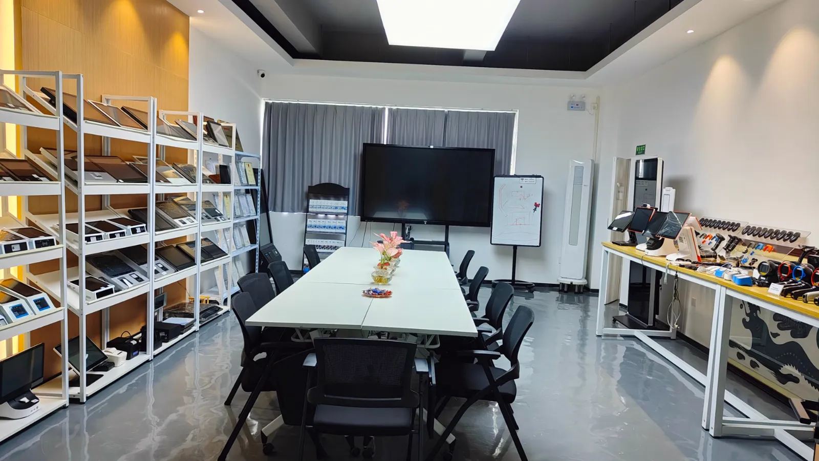 韦尔讯智能终端与配套产品陈列